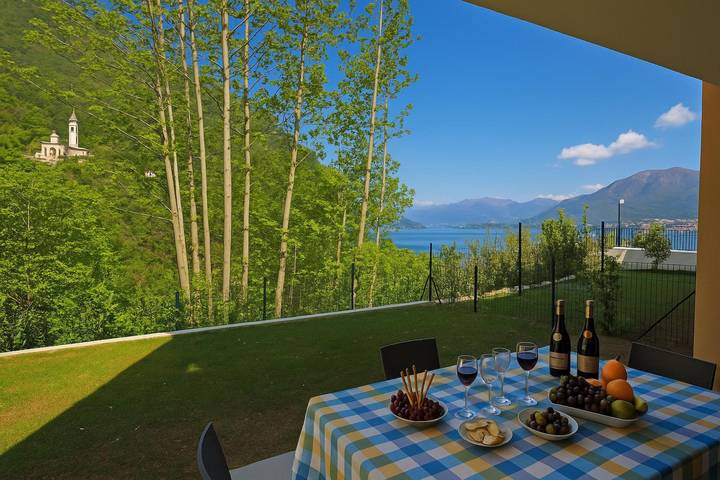 Gîte pour 4 personnes, avec piscine ainsi que vue sur le lac et terrasse, adapté aux familles à Argegno - 3