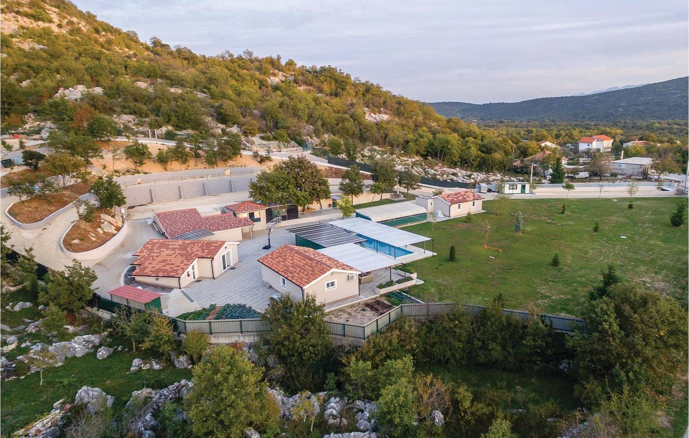 Charmante 209 m² große Wohnung mit Pool, Terrasse und WLAN in Dalmatinisches Zagora
