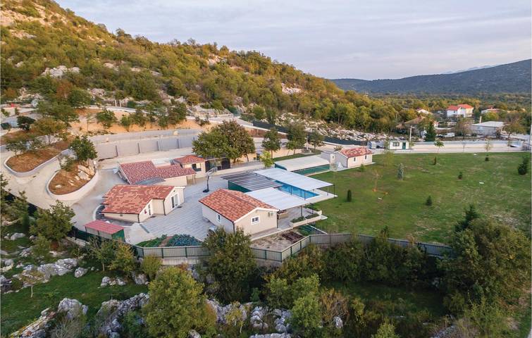 Ferienhaus für 8 Personen, mit Terrasse und Ausblick sowie Pool und Garten - 1