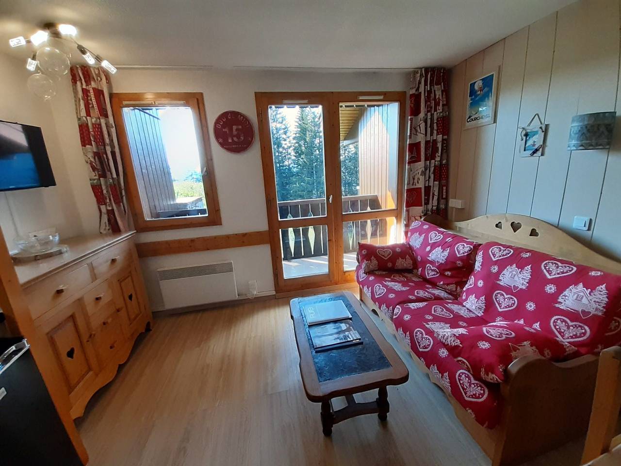 Entire apartment, Apartment for 5 people 50m from slopes with balcony, parking, and Wi-Fi option in Saint-Bon-Tarentaise, Les Trois Vallées
