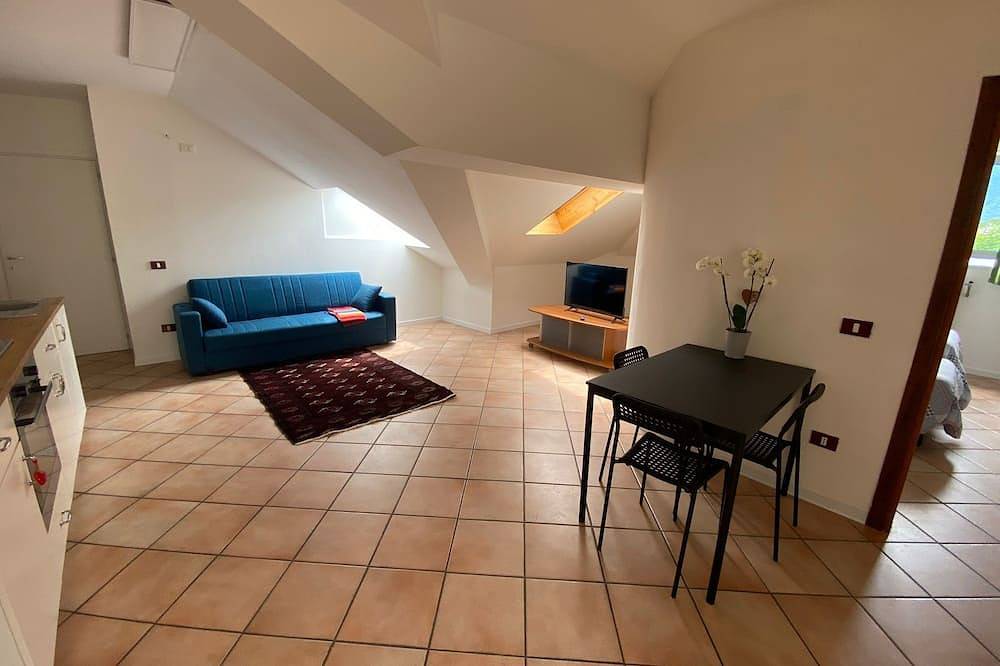 Apartamento entero, Apartamento 'La Mansarda' con vistas a la montaña, jardín compartido y aire acondicionado in Feltre, Grupo Cimonega