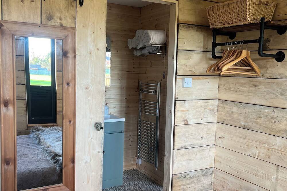 Warwick Lodge - Luxury 1 Bed Cabin with Private Hot Tub in Foston and Scropton, Derbyshire