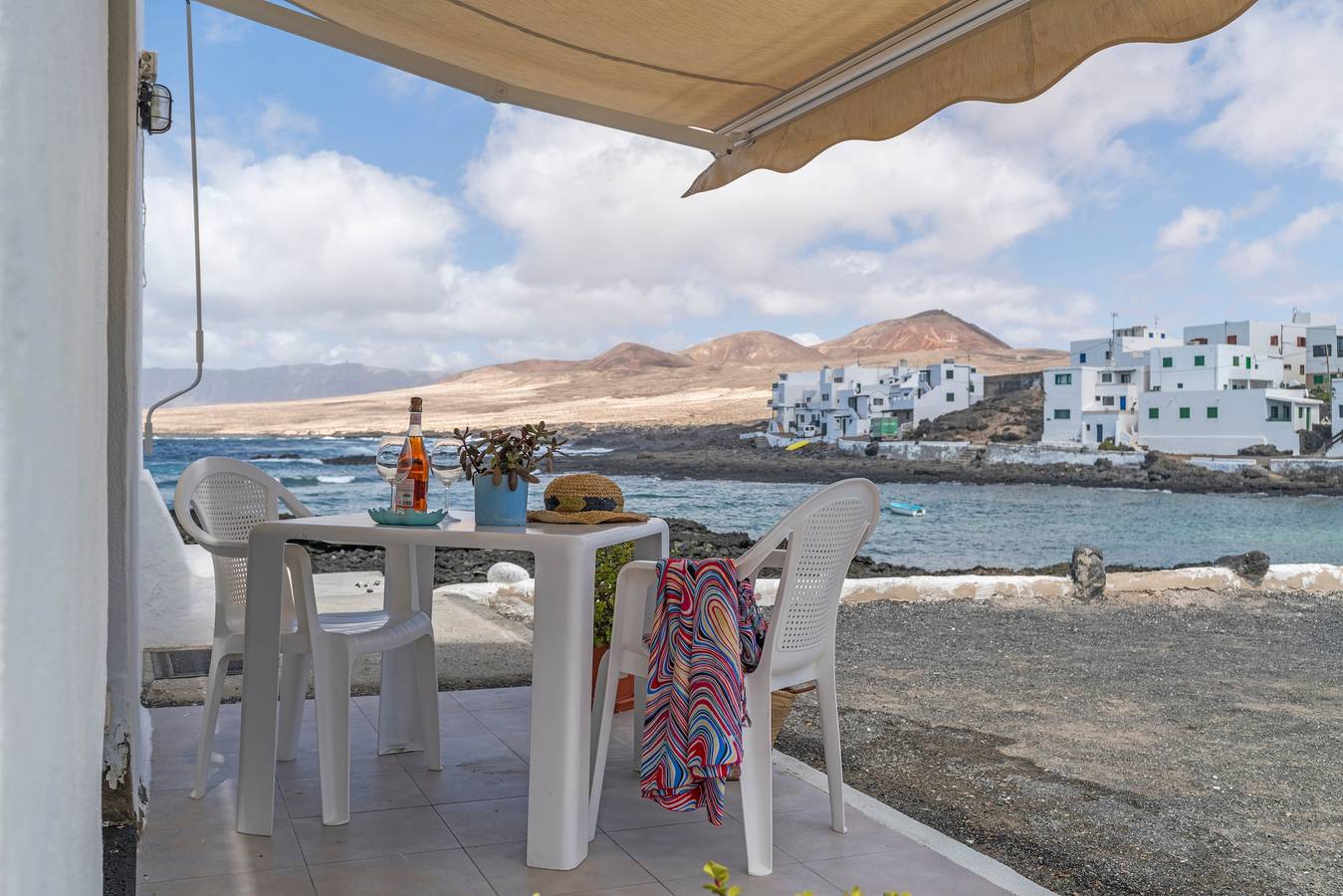 Casa de Vacaciones 'La Casita Del Mar' frente al mar, Terraza Privada y Wi-Fi in Caleta de Caballo, Teguise