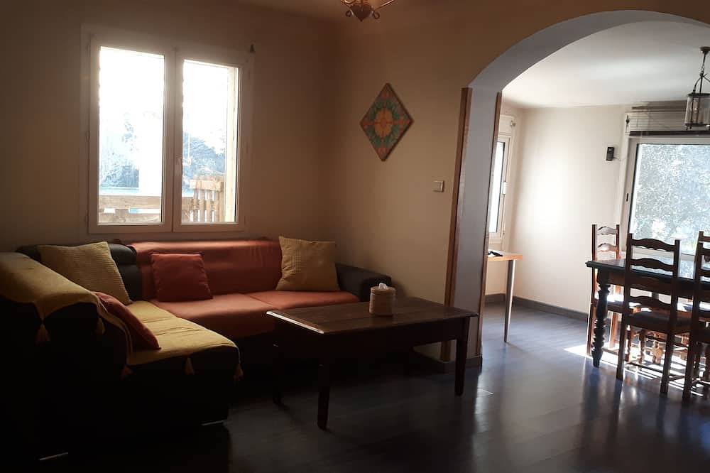 Country House With Private Swimming Pool in Sénas, Arles region