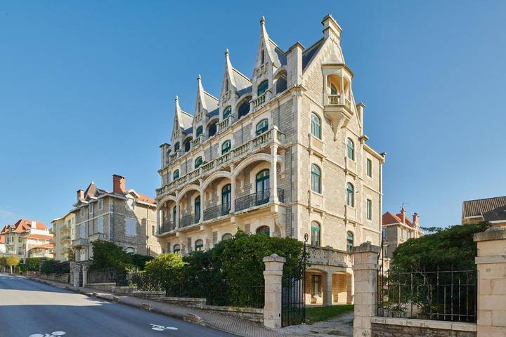 Gîte pour 8 personnes, avec vue et jardin ainsi que balcon et sauna dans Plage du Miramar - 4