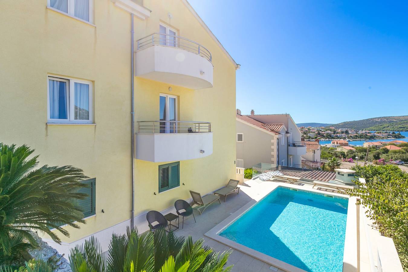Ganze Wohnung, 2-Zimmer-Ferienwohnung mit Terrasse und Meerblick Seget Vranjica, Trogir A-24946-a in Seget Vranjica, Split-Dalmatien