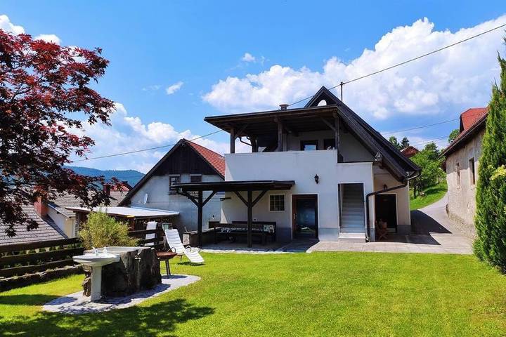 Gîte pour 5 personnes, avec balcon et vue à Logatec