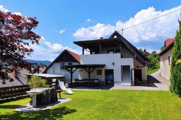 Gîte pour 7 personnes, avec jardin et vue à Logatec