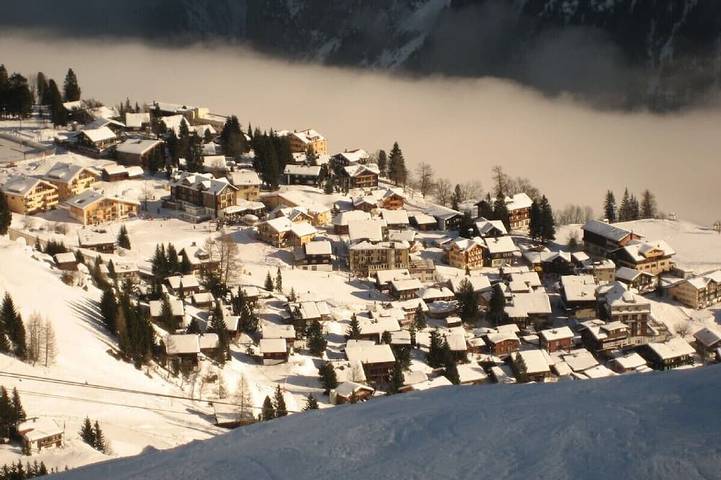 Ferienwohnung für 6 Personen, mit Pool und Sauna sowie Balkon in Lauterbrunnen