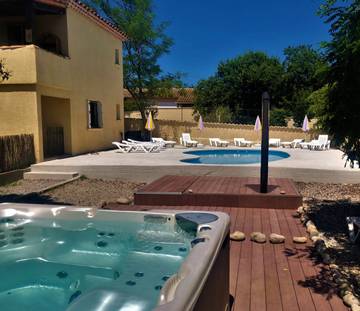 Gîte pour 4 personnes, avec jardin et terrasse ainsi que piscine et jacuzzi à Ruoms