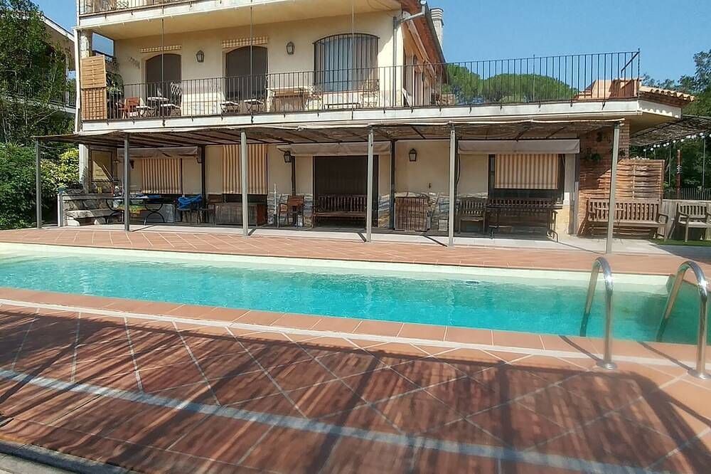 Comfortable sunny house, swimming pool, garden, parking, great views wifi sat in Girona, Gironès