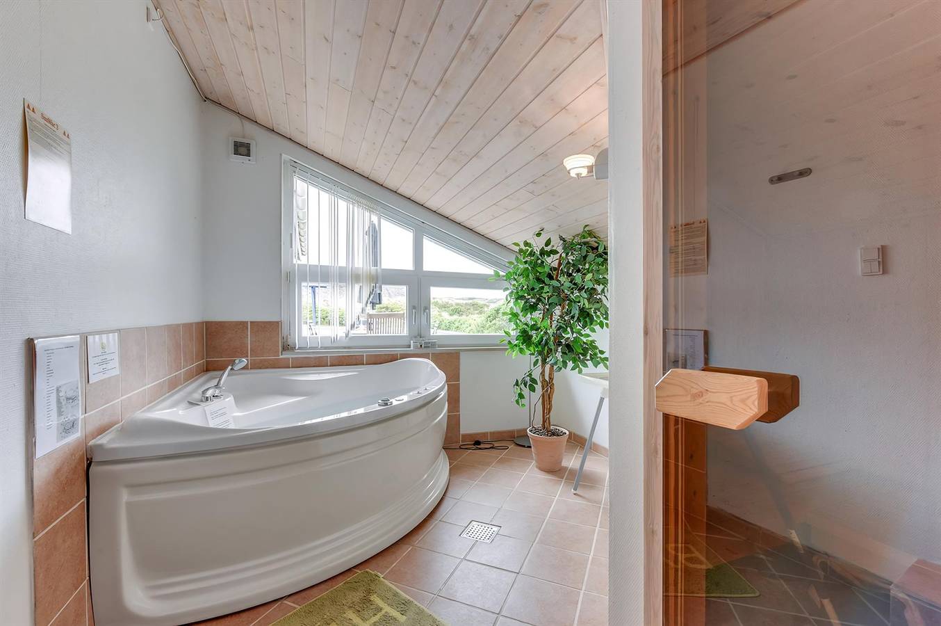Stunning home in Hvide Sande w/ Wifi, 3 Bedrooms and Sauna in Årgab, Holmsland Klit