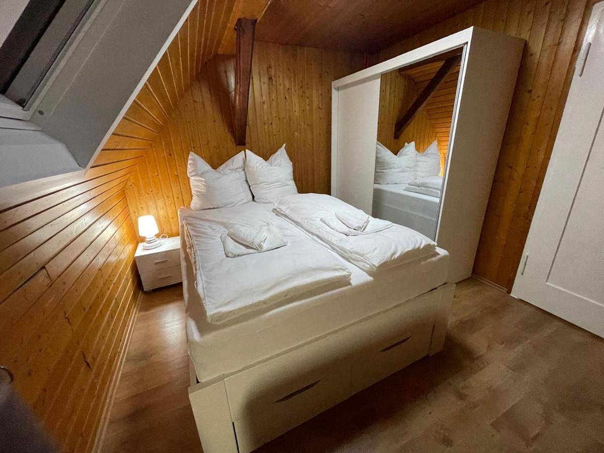 Ganze Wohnung, Three-Bedroom Apartment in Kirchheim unter Teck, Landkreis Esslingen