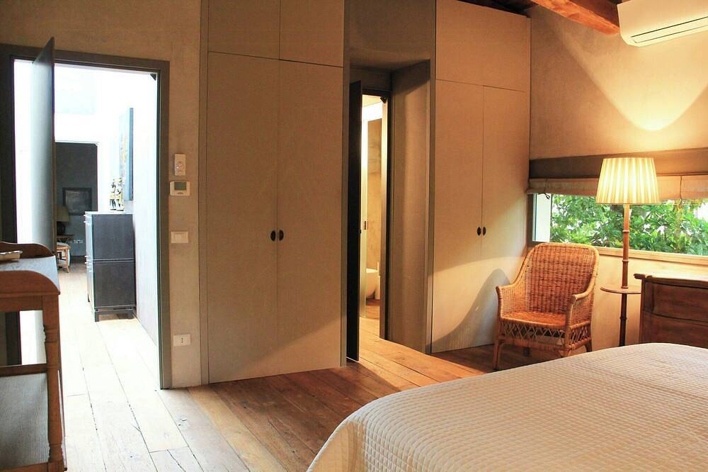 Designervilla mit Pool in der römischen Landschaft in Aprilia, Rom Provinz