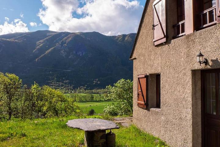 Location de vacances pour 6 personnes, avec Terrasse ainsi que Jardin et Vue à Bourisp