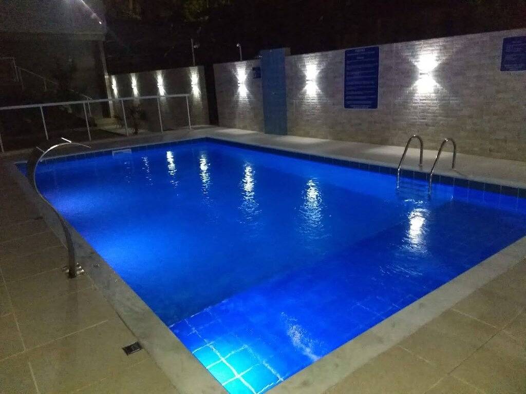 Ganze Wohnung, Apartment mit Pool und Freizeitbereich, 2 Schlafzimmer, möbliert, neben Martim de Sá in Caraguatatuba, Região Metropolitana do Vale do Paraíba e Litoral Norte