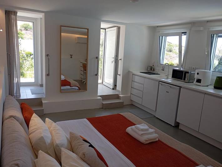 Location de vacances pour 2 personnes, avec Terrasse et Jardin ainsi que Piscine et Vue dans Anavissos - 2