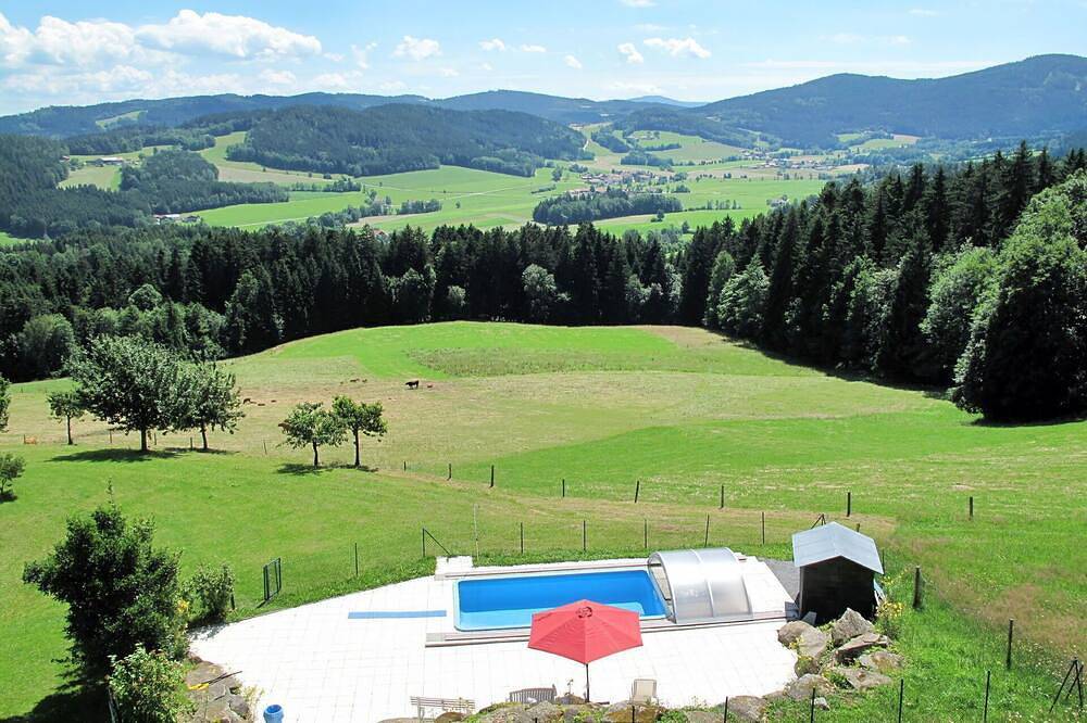 Schönes alleinstehendes Ferienhaus mit  W-Lan, Pool, Tv, Terrasse, Panoramablick, Parkplatz in Kollnburg, Ostbayern