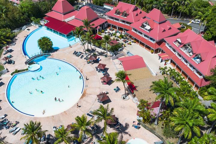 Location de vacances pour 6 personnes, avec piscine et bassin pour enfant ainsi que terrasse et jardin, adapté aux familles à Sainte-Anne