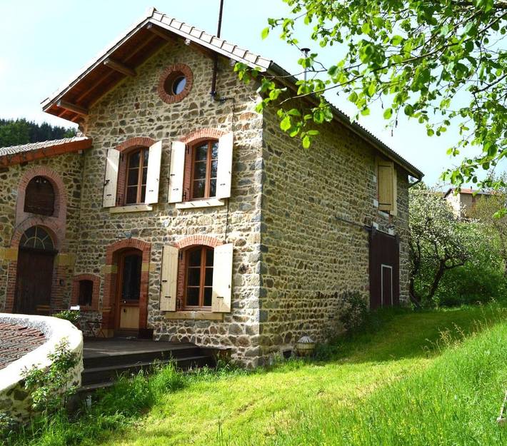 Location de vacances pour 6 personnes, avec Terrasse ainsi que Jardin et Vue dans Saint-Bonnet-le-Troncy