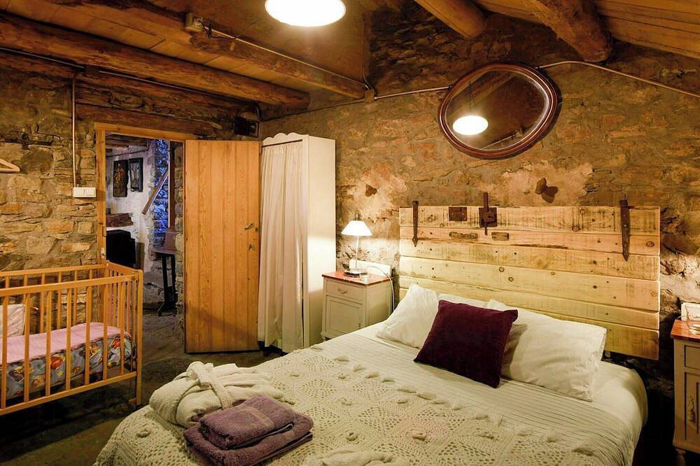 Maison isolée en pierre et en bois, nichée dans la forêt in Coll de Nargó, Province de Lérida