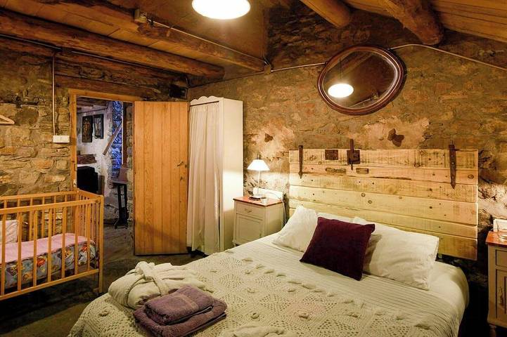 Abgelegenes Haus aus Stein und Holz im Wald in Coll de Nargó, Lleida Provinz