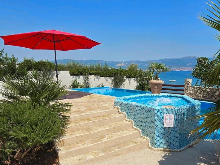 Villa pour 14 personnes, avec jacuzzi et jardin ainsi que piscine et bassin pour enfant à Slatine - 3