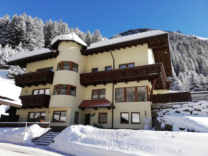 Ferienhaus für 4 Personen, mit Balkon und Terrasse sowie Garten und Sauna in St. Leonhard im Pitztal