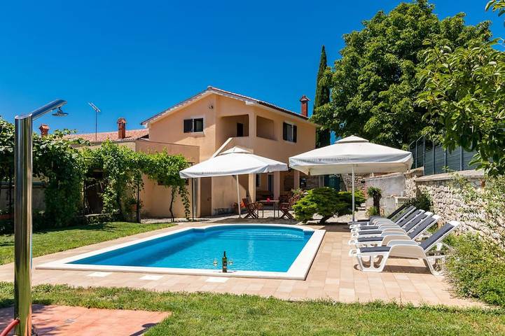 Ferienhaus für 6 Personen, mit Balkon und Pool in Bačva