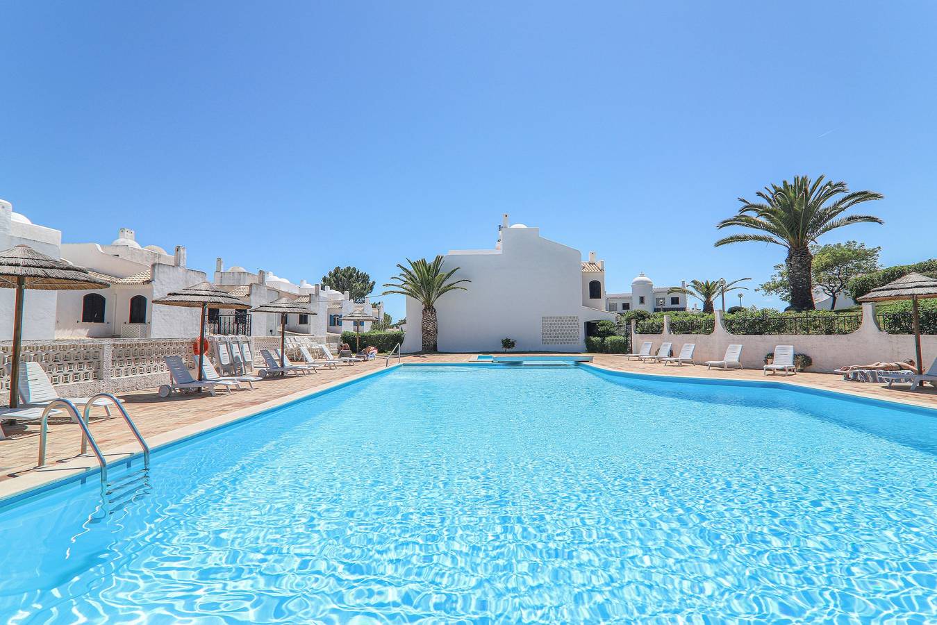 Villa 'Mourisca' mit Gemeinschaftspool, privatem Garten und Wlan in Alporchinhos (Atlantikküste), Porches