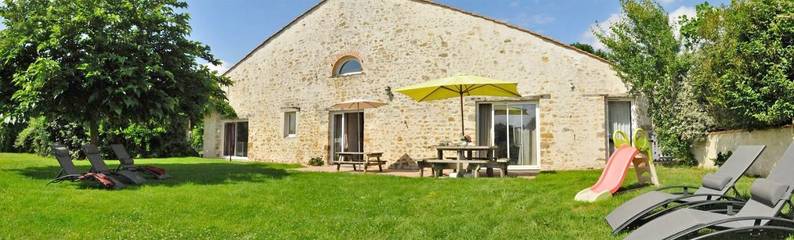 Gîte pour 9 personnes, avec piscine et bassin pour enfant ainsi que vue et jardin, animaux acceptés à Saint-Hilaire-la-Forêt