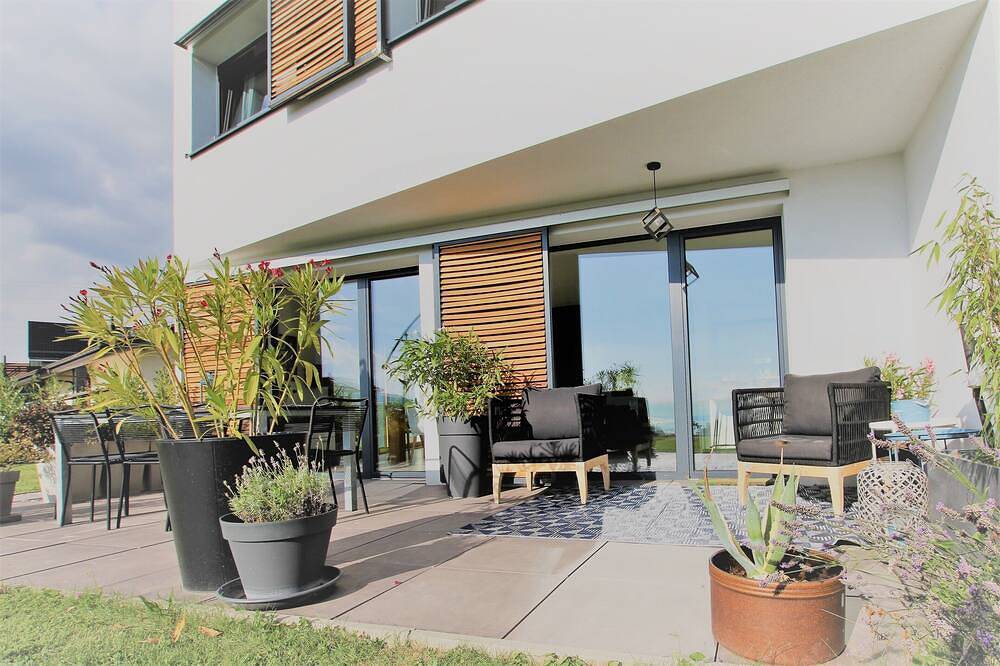 Montreux Holiday Home (Modern Villa) with view on the lake & the mountains in Blonay, Lake Geneva