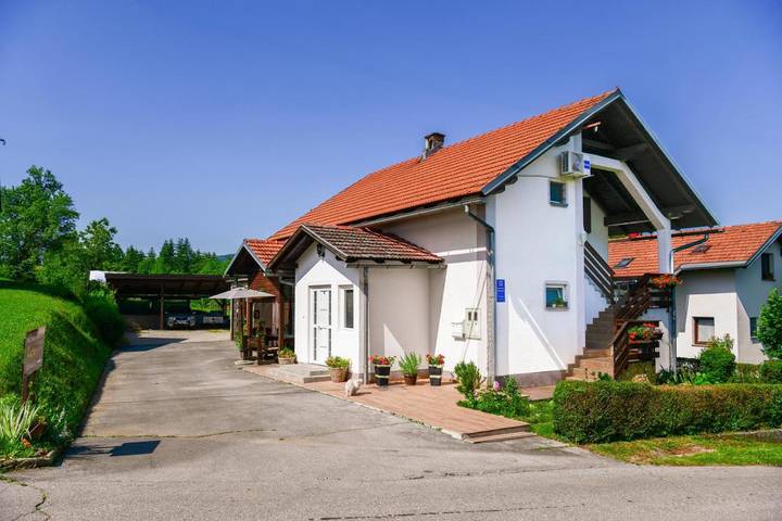 Ferienwohnung für 5 Personen, mit Balkon und Terrasse sowie Garten und Ausblick
