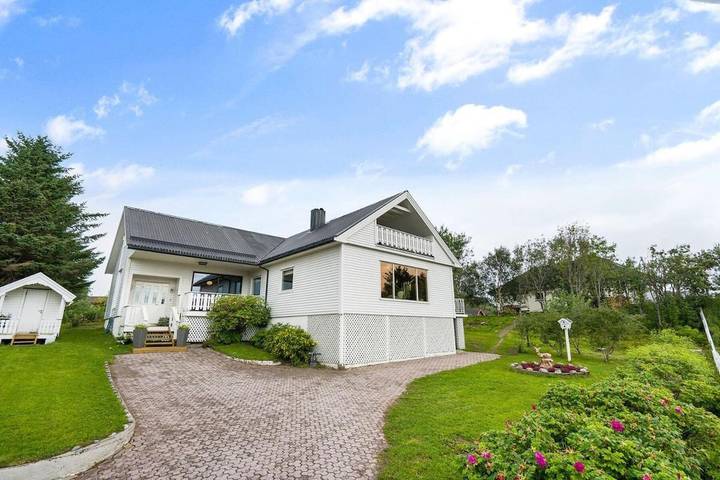 Gîte pour 4 personnes, avec jardin et terrasse à Leknes