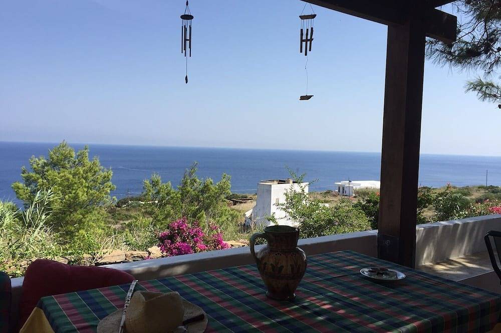 Il dammuso dei pini, antico dammuso pantesco in Isola di Pantelleria (Italia), Provincia di Trapani