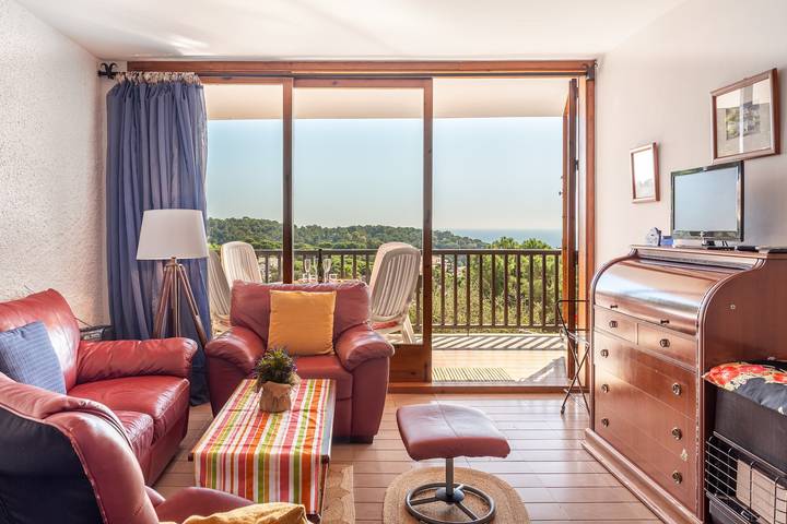 Apartamento entero, Apartamento 'Corinna' con vistas al mar, terraza privada y Wi-Fi in Santa Maria de Llorell, Tossa de Mar