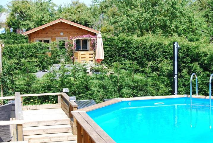 Location de vacances pour 4 personnes, avec piscine ainsi que vue et jardin à Isigny-le-Buat