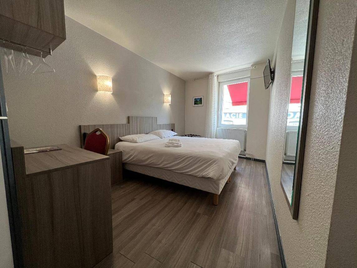 Double Room with Shared Bathroom in Figeac, Lot
