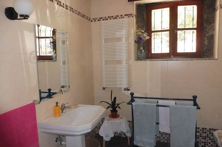 Ganze Wohnung, Beautiful spacious farmhouse apartment, with private pool, terrace, Bbq, Netflix in Longos, Braga Distrikt