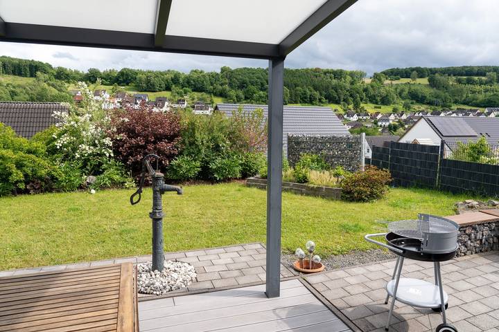 Hel lejlighed, Apartment 'Retreat' with Mountain View, Private Garden and Wi-Fi in Plettenberg, Märkischer Kreis