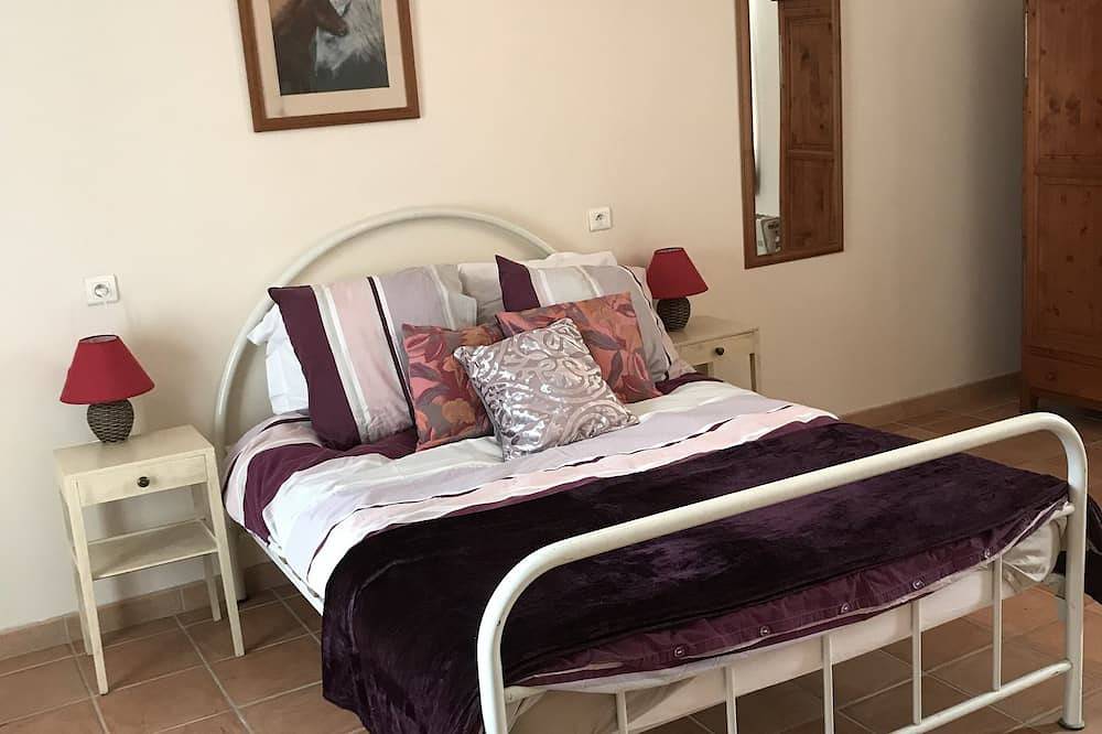 Private pool, spacious - can walk to local town in Lezay, Niort und Umgebung
