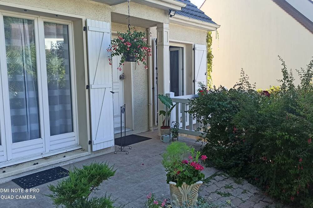 For Rent Private Room With Balcony And Jerdin in Le Mesnil-Saint-Denis, Parque natural regional del Alto Valle de Chevreuse