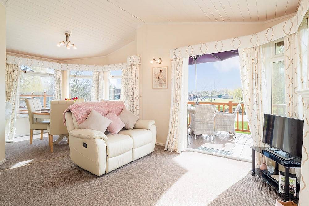 Kingfisher lodge with wonderful river views just 1 mile from Stratford upon Avon in Stratford upon Avon, Warwickshire