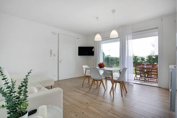 Ganze Wohnung, Ferienwohnung 'Deluxe 5' mit Gemeinschaftsgarten, Wlan und Klimaanlage in Lido di Jesolo, Jesolo-stadt