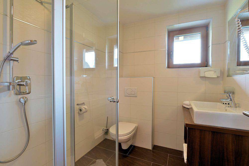 Vierbettzimmer Wildbach Hp in Tuxer Alpen, Schlitters