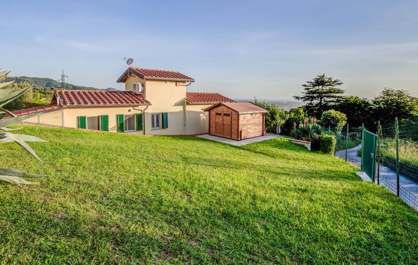 Apartamento frente al mar con jardín, wifi y aparcamiento, cerca de restaurantes y del río in Camaiore, Costa de la Maremma