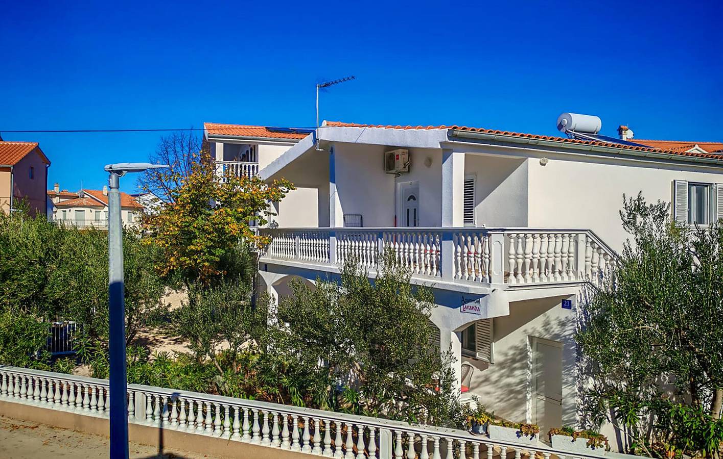 Ganze Ferienwohnung, Appartement am Strand mit WiFi, AC, Parkplatz und Terrasse in Vodice, Šibenik-Knin