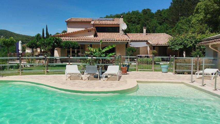 Chambre d’hôte pour 2 personnes, avec terrasse et jardin ainsi que jacuzzi et piscine
