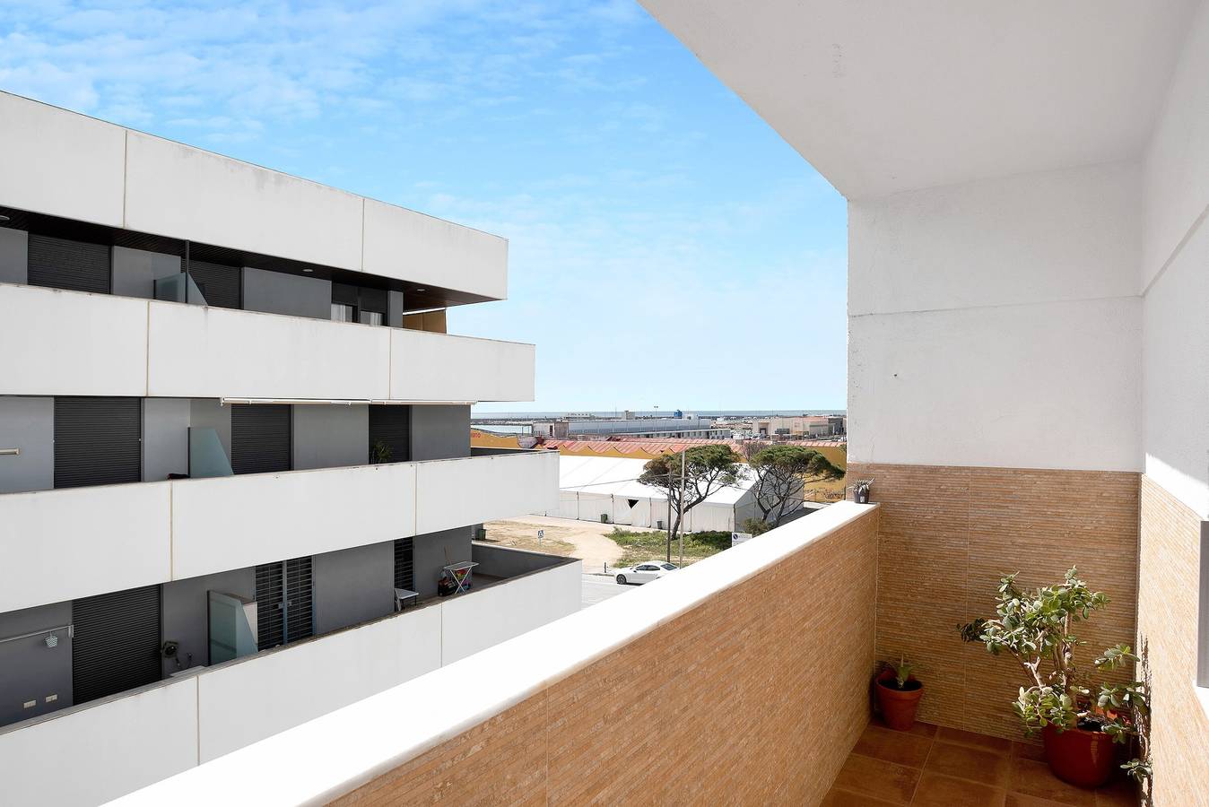 Apartamento entero, Apartamento 'El Tajo' con vistas al mar, terraza privada y Wi-Fi in Playa Barbate, Barbate