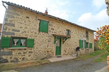 Gîte pour 4 personnes, avec jardin à Thiat